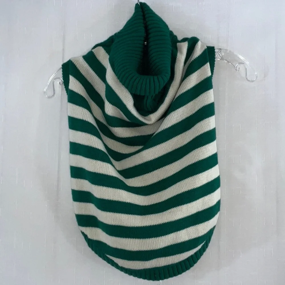 720 10/$50🏄🏻‍♀️ Green and White Striped XS Dog Sweater